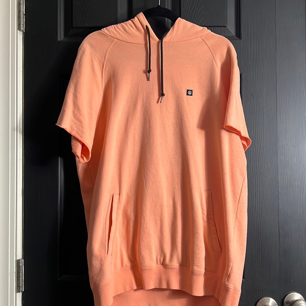 Neff short sleeve sweatshirt. Does not fit my style.